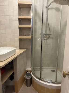Shower, hair dryer, towels, soap - 2-room apartment in Paris16 (Paris)