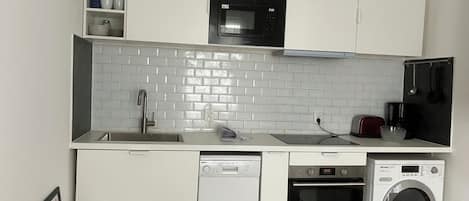 Refrigerador, microondas, horno y parrilla de estufa