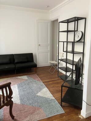 Smart TV - 2-room apartment in Paris16 (Paris)