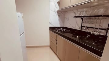 Leilighet – premier | Eget kjøkken | Kjøleskap, steketakke og kjøkkenøyer