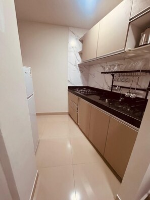 Premier Apartment | Private kitchen | Fridge, griddle, kitchen islands - Elohim Residencial (Rio de Janeiro)