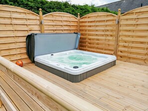 Outdoor spa tub - Peters Lea (Bakewell)