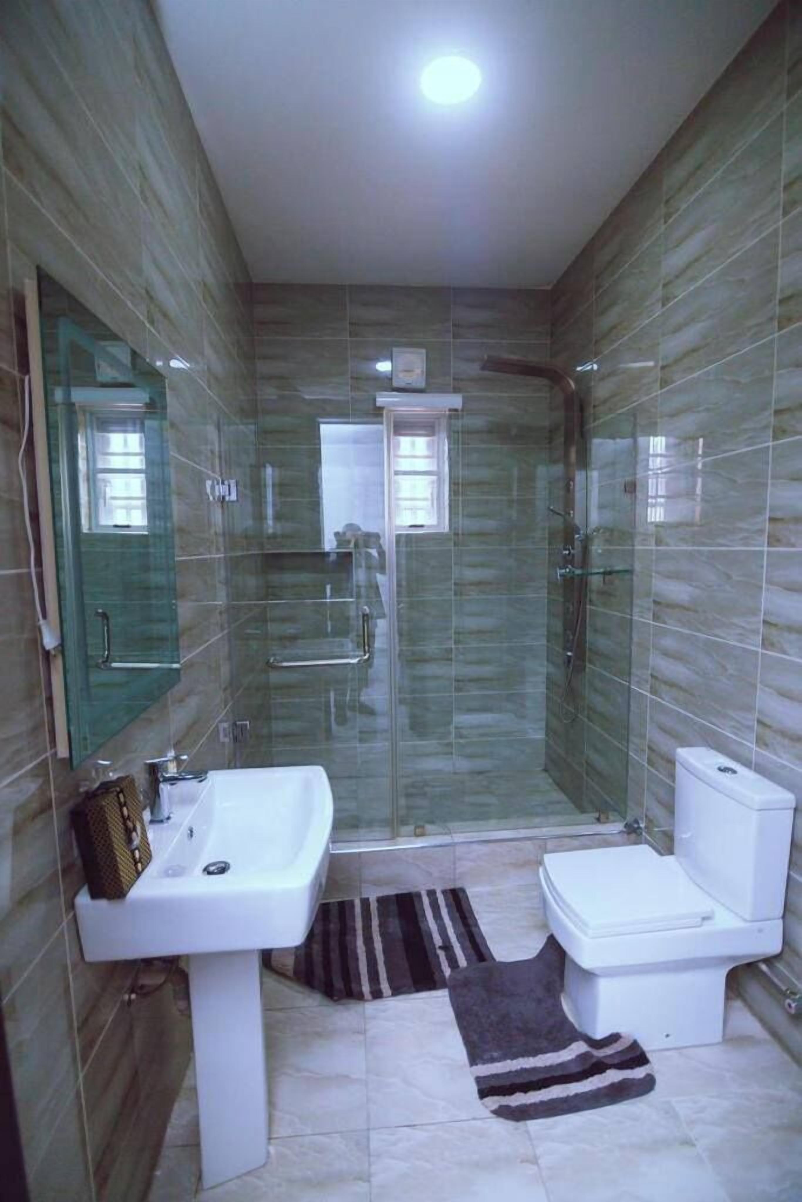 Deluxe appartement, balkon, uitzicht op de stad | Badkamer | Gratis toiletartikelen, een haardroger, handdoeken, zeep