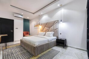 Appartamento Deluxe, balcone, vista città | Una scrivania, postazione laptop, tende oscuranti, insonorizzazione