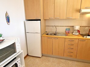 Frigorífic, microones, forn i utensilis de cuina, vaixella i coberteria 