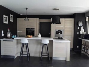 Fridge, microwave, oven, stovetop - Contemporary house in quiet country setting, residential. (Yssingeaux, Haute-Loire,)