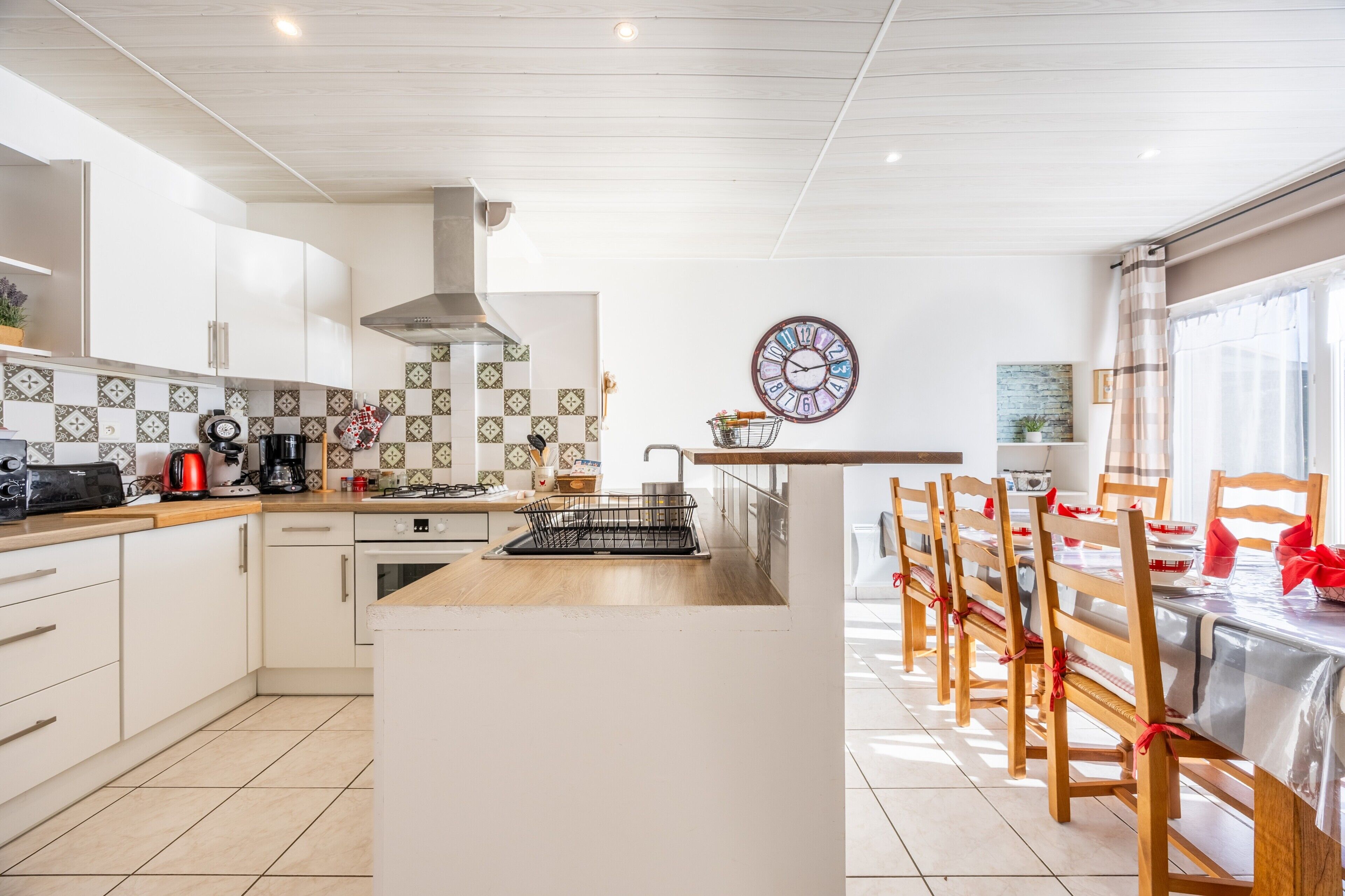 Kylskåp, mikrovågsugn, ugn och spishäll