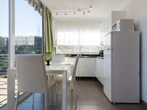 Kühlschrank, Mikrowelle, Kochgeschirr/Geschirr/Besteck