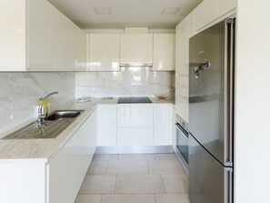 Kühlschrank, Mikrowelle, Ofen, Kochgeschirr/Geschirr/Besteck