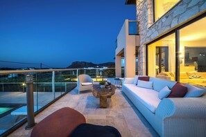Terrace/patio - Sea front * 1 km to the beach * Ideal for family (Chorafakia)