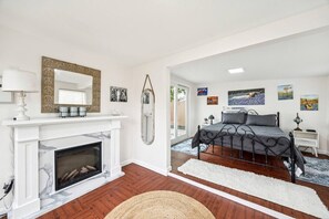 1 bedroom, iron/ironing board, free WiFi, bed sheets - 15 Min from Texas Motor Speedway| 20 from Downtown (Fort Worth)