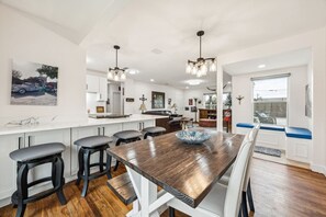 Dining - 15 Min from Texas Motor Speedway| 20 from Downtown (Fort Worth)
