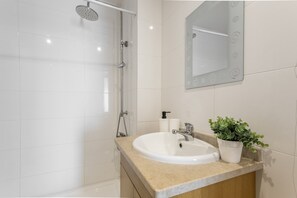 Shower, hair dryer, towels - Apartment 'Campo Mar - T1 Com Piscina' with Sea View, Wi-Fi and Air Conditioning (São Martinho do Porto)