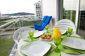 Outdoor dining - Apartment 'Campo Mar - T1 Com Piscina' with Sea View, Wi-Fi and Air Conditioning (São Martinho do Porto)