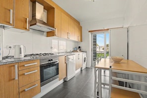 Fridge, microwave, oven, stovetop - Apartment 'Campo Mar - T2 Com Piscina' with Shared Pool, Wi-Fi and Air Conditioning (São Martinho do Porto)