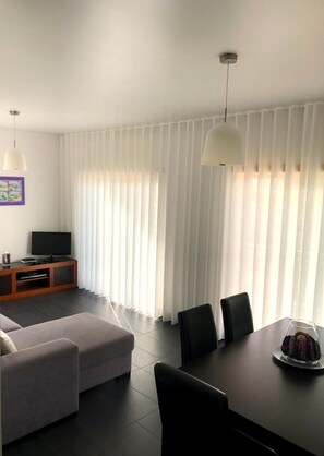 Interior - Apartment 'Campo Mar - T2 Com Piscina' with Shared Pool, Wi-Fi and Air Conditioning (São Martinho do Porto)
