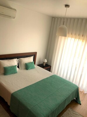 2 bedrooms, iron/ironing board, WiFi, bed sheets - Apartment 'Campo Mar - T2 Com Piscina' with Shared Pool, Wi-Fi and Air Conditioning (São Martinho do Porto)