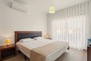 2 bedrooms, iron/ironing board, WiFi, bed sheets - Apartment 'Campo Mar - T2 Com Piscina' with Shared Pool, Wi-Fi and Air Conditioning (São Martinho do Porto)
