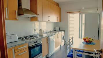 Geladeira, micro-ondas, fogão, cooktop