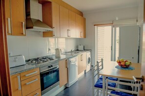 ثلاجة، ميكروويف، فرن، موقد طهي مسطح