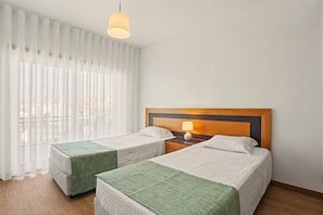2 bedrooms, iron/ironing board, WiFi, bed sheets - Apartment 'Campo Mar - T2 Com Piscina' with Shared Pool, Wi-Fi and Air Conditioning (São Martinho do Porto)