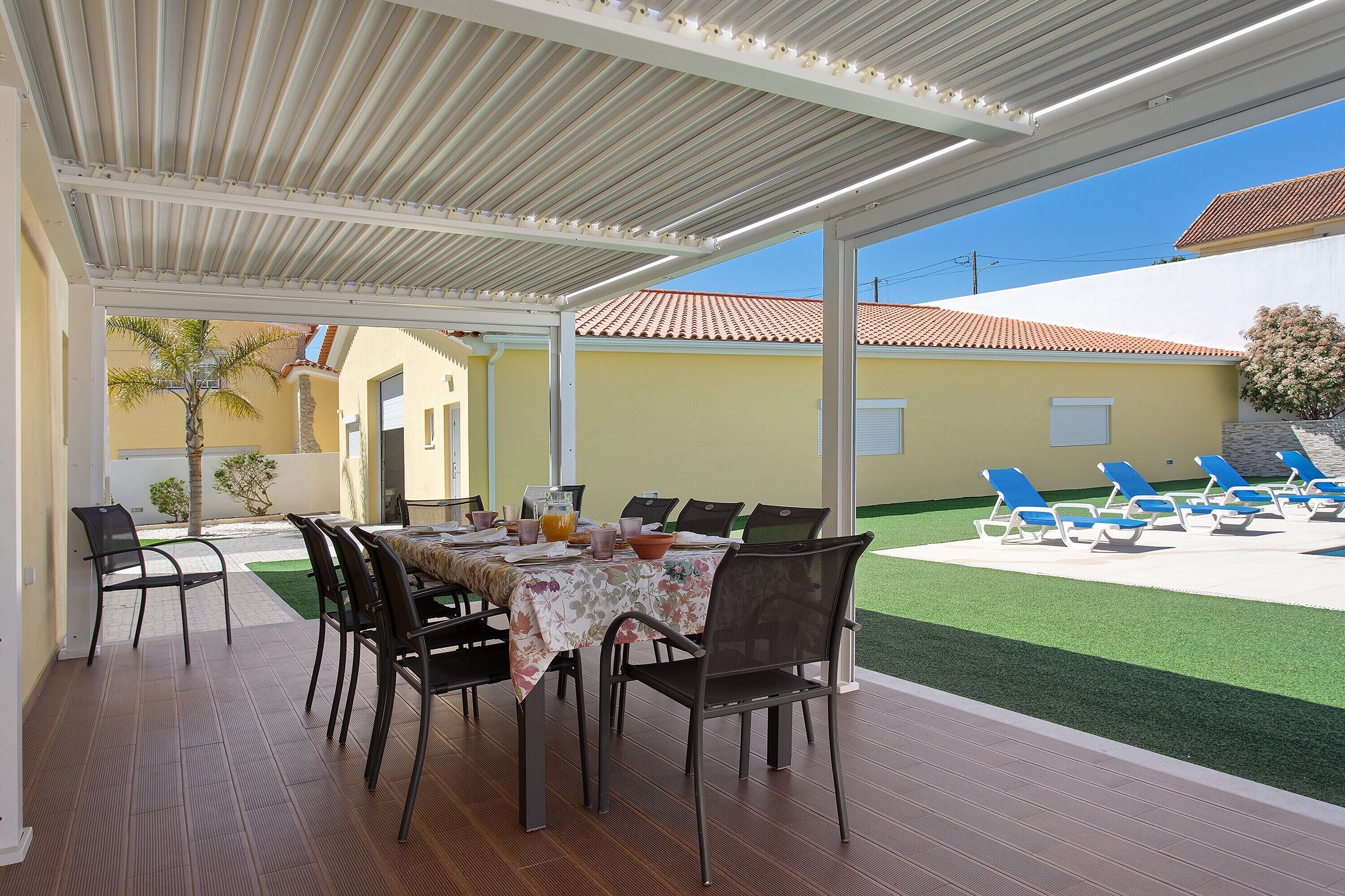 屋外ダイニングエリア