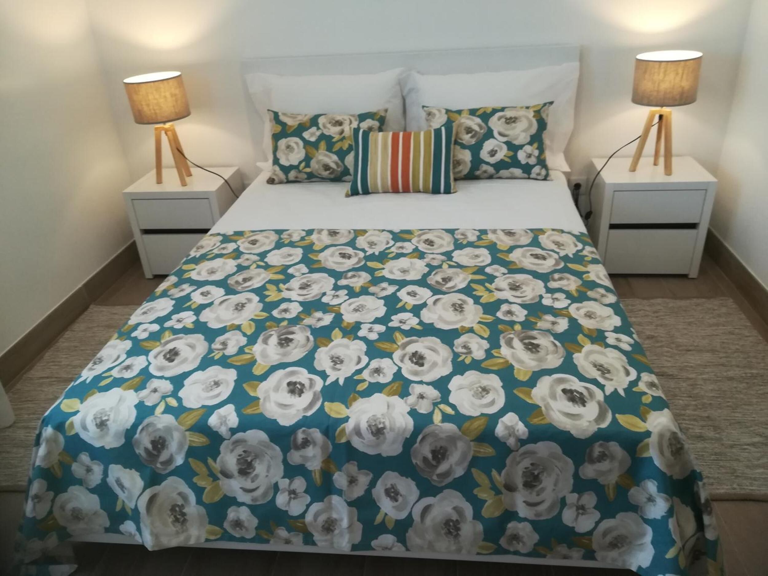 5 bedrooms, iron/ironing board, WiFi, bed sheets