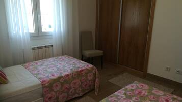 5 bedrooms, iron/ironing board, WiFi, bed sheets