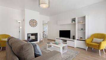 Televisión, chimenea, mesa de ping pong