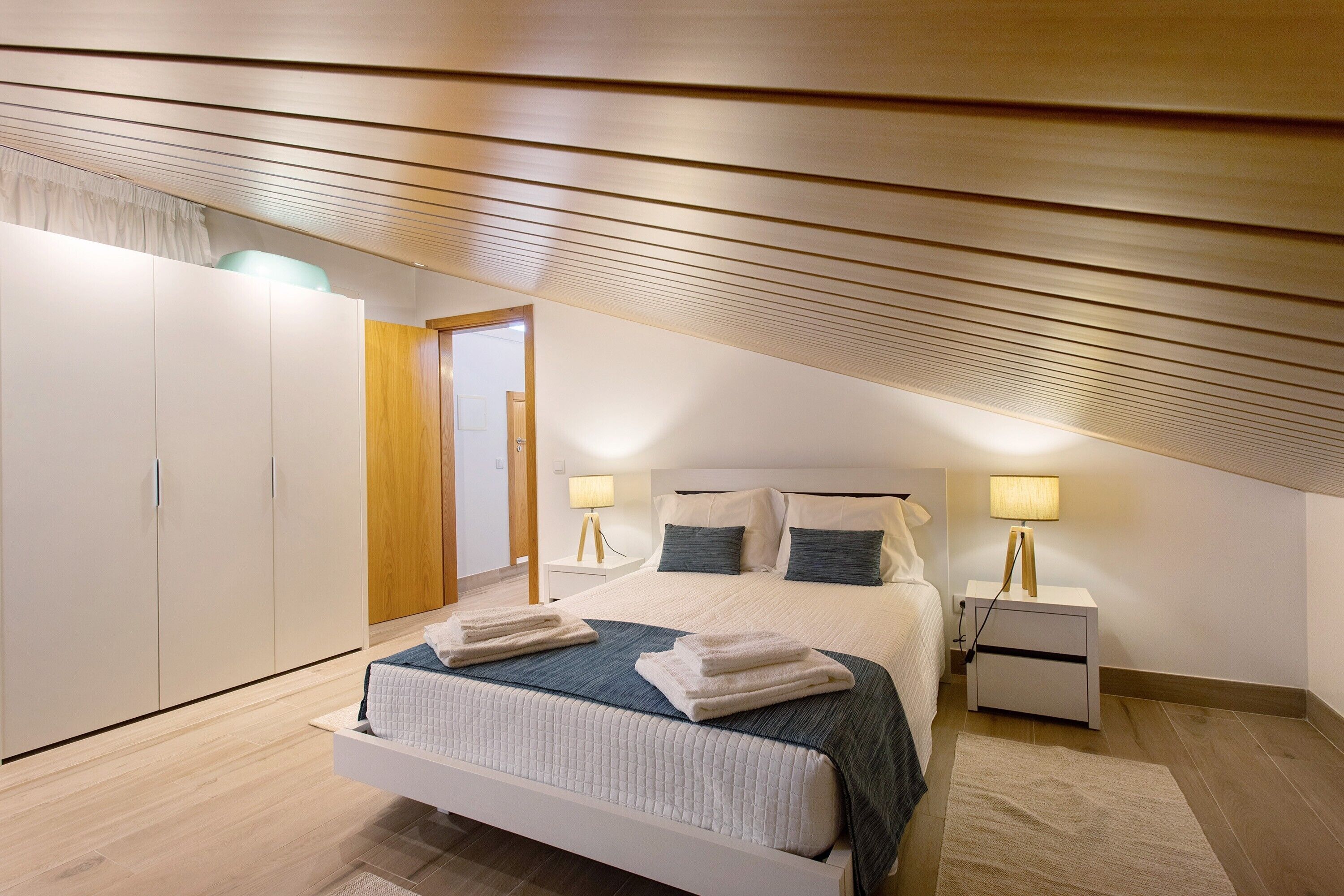 5 habitaciones, tabla de planchar con plancha, wifi y ropa de cama 