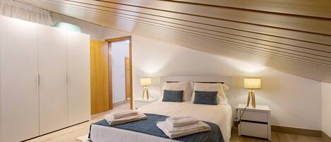 5 habitaciones, tabla de planchar con plancha, wifi y ropa de cama