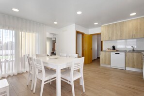 Dining - Villa 'Campo Mar - Golden House' with Private Pool (São Martinho do Porto)