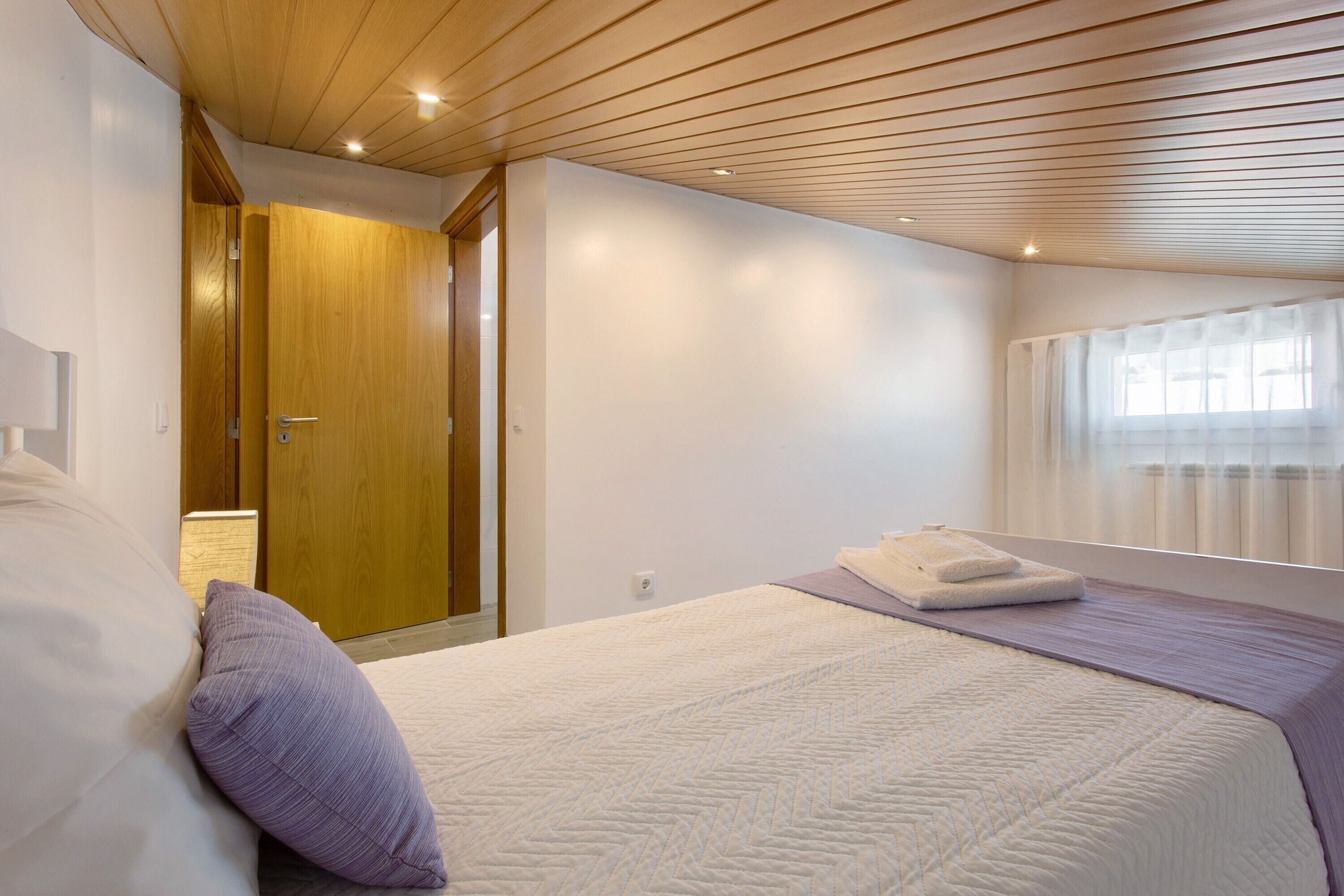 5 bedrooms, iron/ironing board, WiFi, bed sheets