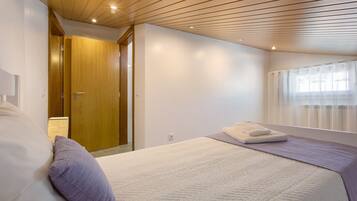 5 bedrooms, iron/ironing board, WiFi, bed sheets