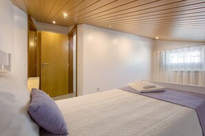 5 bedrooms, iron/ironing board, WiFi, bed sheets - Villa 'Campo Mar - Golden House' with Private Pool (São Martinho do Porto)