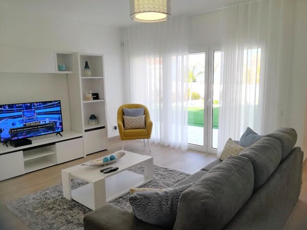 Televisión, chimenea, mesa de ping pong