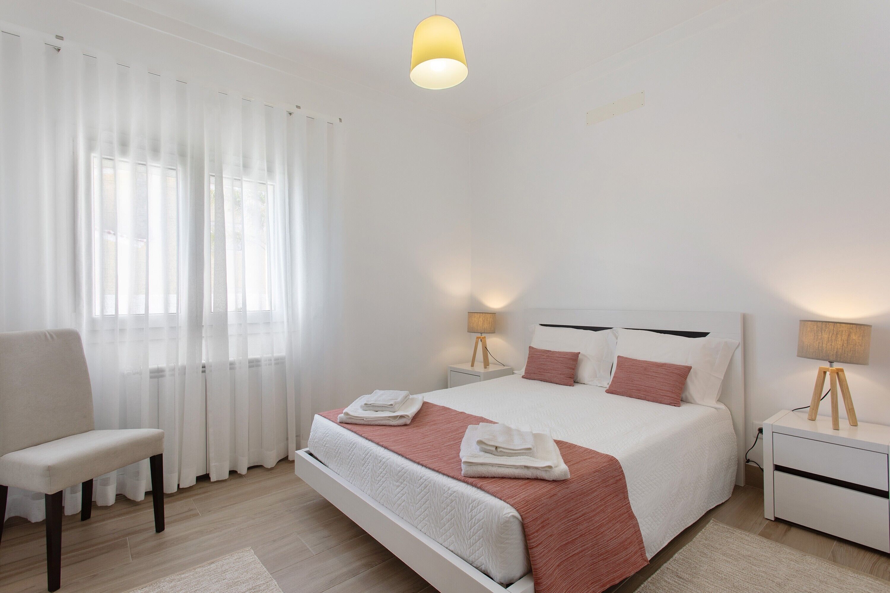 5 chambres, fer et planche à repasser, Wi-Fi, draps fournis