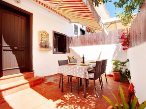 Outdoor dining - Casa Dos Angeles by Interhome (Chayofa)