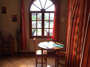 Dining - Wohnung mit Gemeinschaftspool und Panoramablick by Interhome (Tamaide)