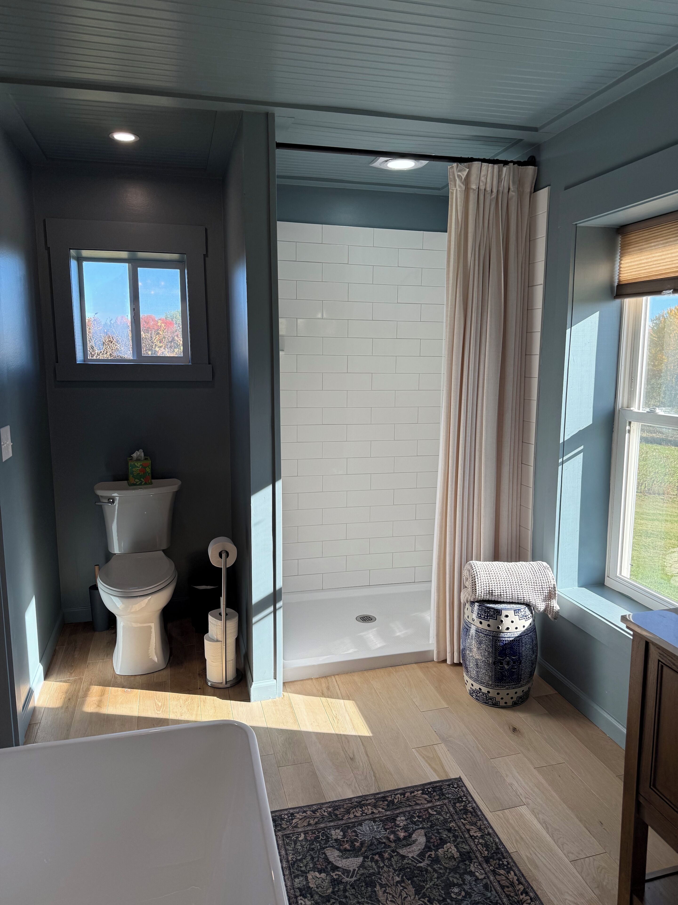 Douche, séchoir à cheveux, bidet, serviettes fournies