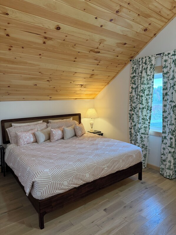 2 quartos, escrivaninha, ferros/tábuas de passar roupa