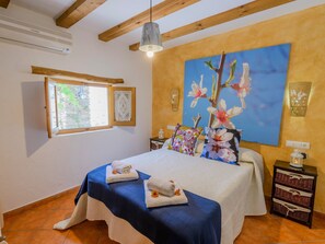 Internet - Haus mit integrierter Felswand und Jacuzzi by Interhome (Laroya)
