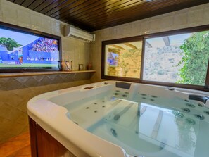 Interior - Haus mit integrierter Felswand und Jacuzzi by Interhome (Laroya)