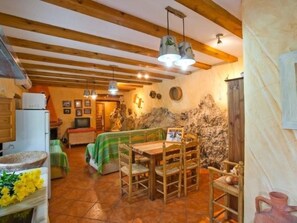 Dining - Haus mit integrierter Felswand und Jacuzzi by Interhome (Laroya)
