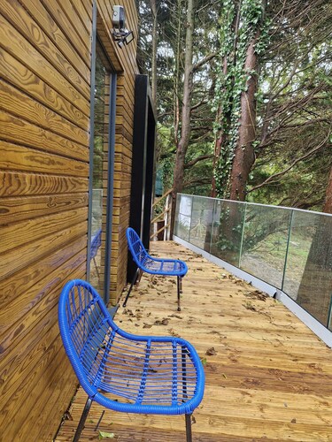 Ty Branwen-Luxury Woodland Lodge with Stunning Views