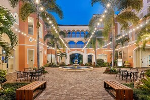 Outdoor dining - Marriott's Grande Vista/Three BR Villa 
Holiday Getaway (Orlando)