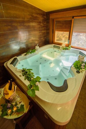 Interior - Das Upside Down House mit Whirlpool-Badewanne by Interhome (Laroya)