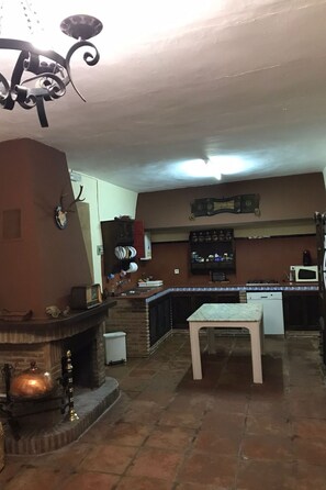 Fridge, microwave, dishwasher, cookware/dishes/utensils - Cortijo Las Palomas by Interhome (Córdoba/Carcabuey)