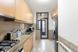 Een koelkast, een microgolfoven, een oven, een vaatwasser