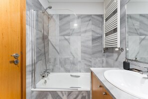 Een douche, een haardroger, handdoeken